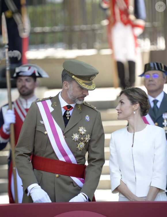 Le roi Felipe et la reine Letizia d'Espagne lors des célébrations des Forces Armées sur la place de la Lealtad à Madrid, le 6 juin 2015.