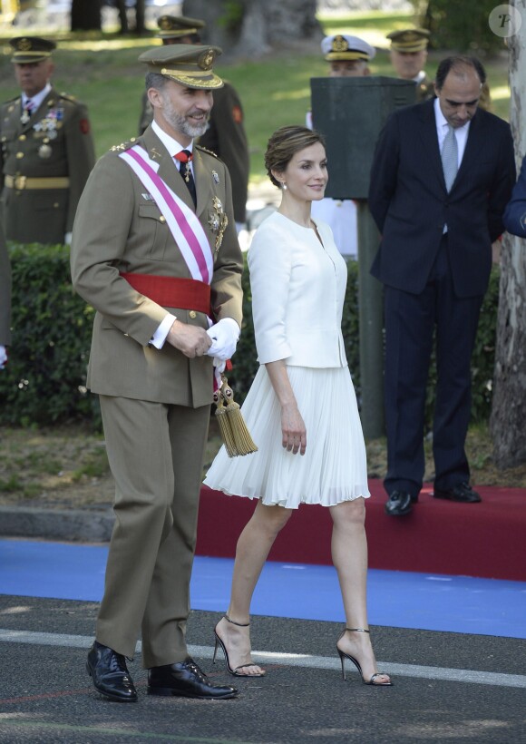 Le roi Felipe et la reine Letizia d'Espagne lors des célébrations des Forces Armées sur la place de la Lealtad à Madrid, le 6 juin 2015.