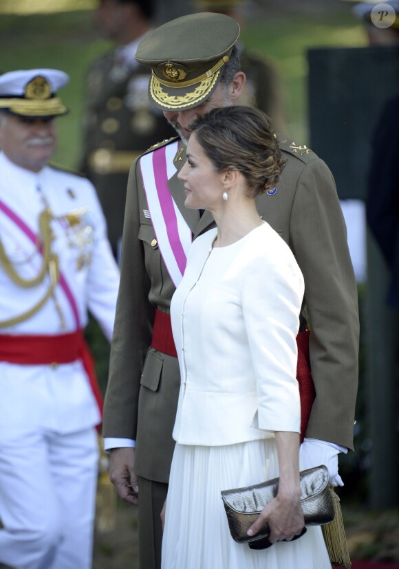 Le roi Felipe et la reine Letizia d'Espagne lors des célébrations des Forces Armées sur la place de la Lealtad à Madrid, le 6 juin 2015.