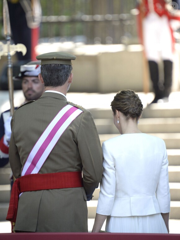Le roi Felipe et la reine Letizia d'Espagne lors des célébrations des Forces Armées sur la place de la Lealtad à Madrid, le 6 juin 2015.