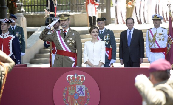 Le roi Felipe et la reine Letizia d'Espagne lors des célébrations des Forces Armées sur la place de la Lealtad à Madrid, le 6 juin 2015.