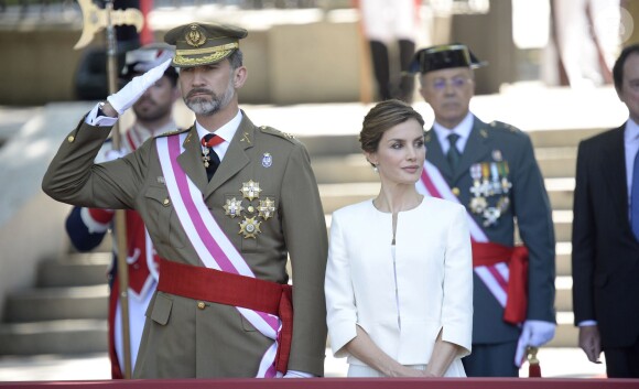 Le roi Felipe et la reine Letizia d'Espagne lors des célébrations des Forces Armées sur la place de la Lealtad à Madrid, le 6 juin 2015.