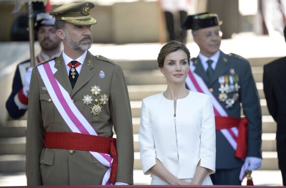 Le roi Felipe et la reine Letizia d'Espagne lors des célébrations des Forces Armées sur la place de la Lealtad à Madrid, le 6 juin 2015.