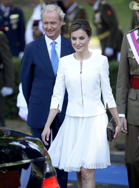 Le roi Felipe et la reine Letizia d'Espagne lors des célébrations des Forces Armées sur la place de la Lealtad à Madrid, le 6 juin 2015.