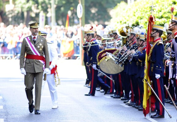 Le roi Felipe et la reine Letizia d'Espagne lors des célébrations des Forces Armées sur la place de la Lealtad à Madrid, le 6 juin 2015.