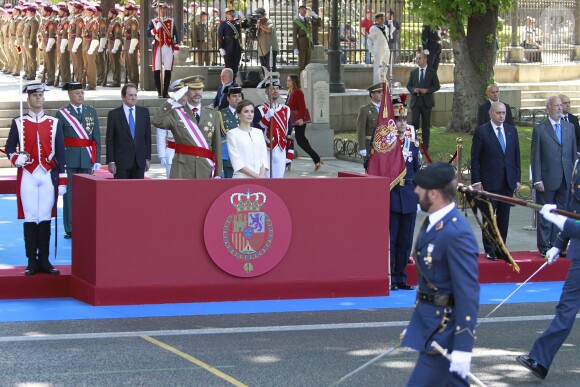 Le roi Felipe et la reine Letizia d'Espagne lors des célébrations des Forces Armées sur la place de la Lealtad à Madrid, le 6 juin 2015.