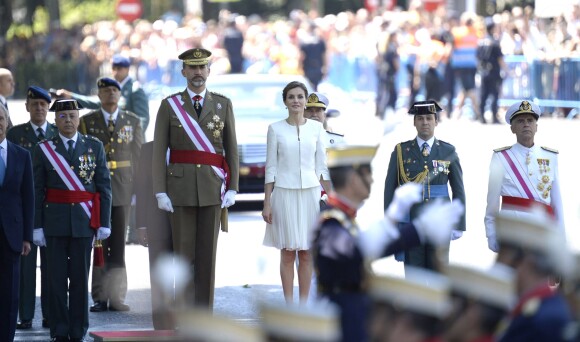 Le roi Felipe et la reine Letizia d'Espagne lors des célébrations des Forces Armées sur la place de la Lealtad à Madrid, le 6 juin 2015.