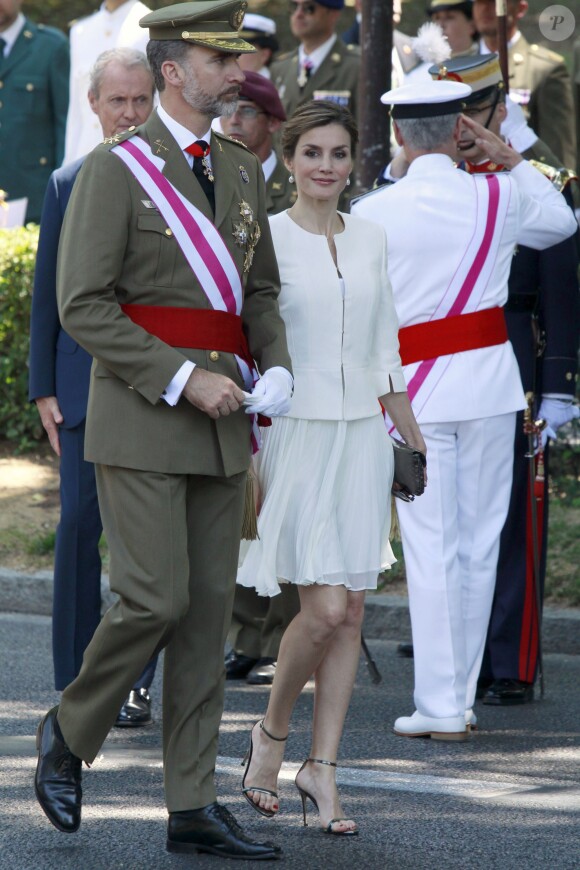 Le roi Felipe et la reine Letizia d'Espagne lors des célébrations des Forces Armées sur la place de la Lealtad à Madrid, le 6 juin 2015.