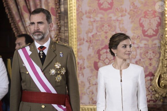 Le roi Felipe et la reine Letizia d'Espagne lors d'une cérémonie pendant la journée des Forces Armées au Palais Royal de Madrid, le 6 juin 2015.