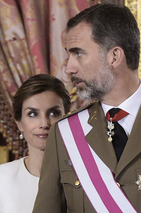 Le roi Felipe et la reine Letizia d'Espagne lors d'une cérémonie pendant la journée des Forces Armées au Palais Royal de Madrid, le 6 juin 2015.