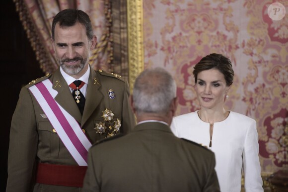 Le roi Felipe et la reine Letizia d'Espagne lors d'une cérémonie pendant la journée des Forces Armées au Palais Royal de Madrid, le 6 juin 2015.
