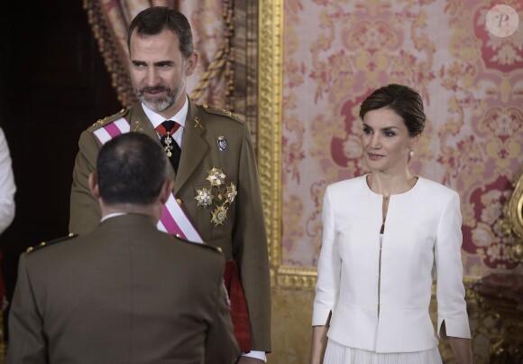 Le roi Felipe et la reine Letizia d'Espagne lors d'une cérémonie pendant la journée des Forces Armées au Palais Royal de Madrid, le 6 juin 2015.