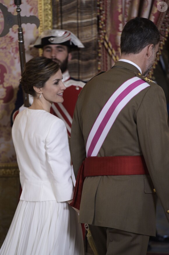 Le roi Felipe et la reine Letizia d'Espagne lors d'une cérémonie pendant la journée des Forces Armées au Palais Royal de Madrid, le 6 juin 2015.