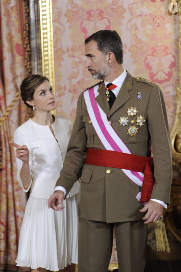 Le roi Felipe et la reine Letizia d'Espagne lors d'une cérémonie pendant la journée des Forces Armées au Palais Royal de Madrid, le 6 juin 2015.
