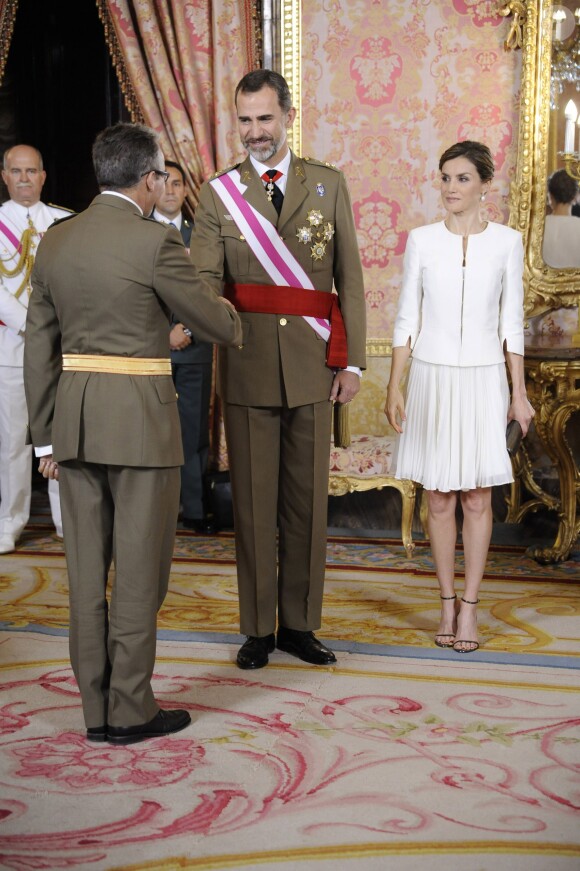 Le roi Felipe et la reine Letizia d'Espagne lors d'une cérémonie pendant la journée des Forces Armées au Palais Royal de Madrid, le 6 juin 2015.