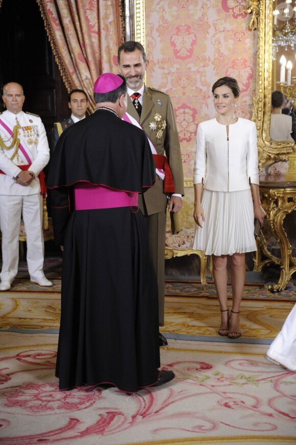 Le roi Felipe et la reine Letizia d'Espagne lors d'une cérémonie pendant la journée des Forces Armées au Palais Royal de Madrid, le 6 juin 2015.