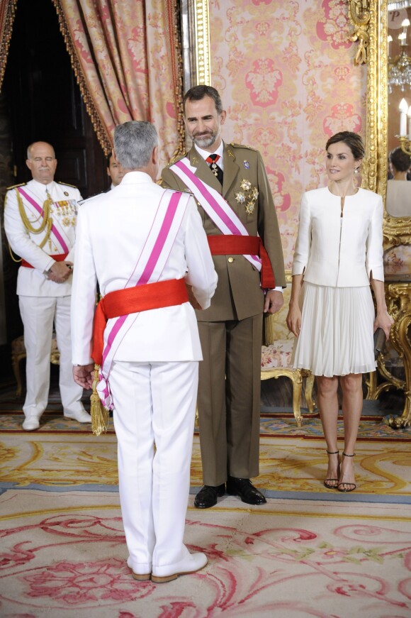 Le roi Felipe et la reine Letizia d'Espagne lors d'une cérémonie pendant la journée des Forces Armées au Palais Royal de Madrid, le 6 juin 2015.