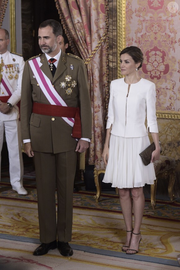 Le roi Felipe et la reine Letizia d'Espagne lors d'une cérémonie pendant la journée des Forces Armées au Palais Royal de Madrid, le 6 juin 2015.