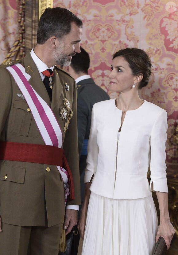 Le roi Felipe et la reine Letizia d'Espagne lors d'une cérémonie pendant la journée des Forces Armées au Palais Royal de Madrid, le 6 juin 2015.