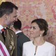 Le roi Felipe et la reine Letizia d'Espagne lors d'une cérémonie pendant la journée des Forces Armées au Palais Royal de Madrid, le 6 juin 2015.