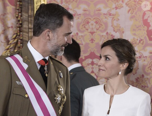 Le roi Felipe et la reine Letizia d'Espagne lors d'une cérémonie pendant la journée des Forces Armées au Palais Royal de Madrid, le 6 juin 2015.