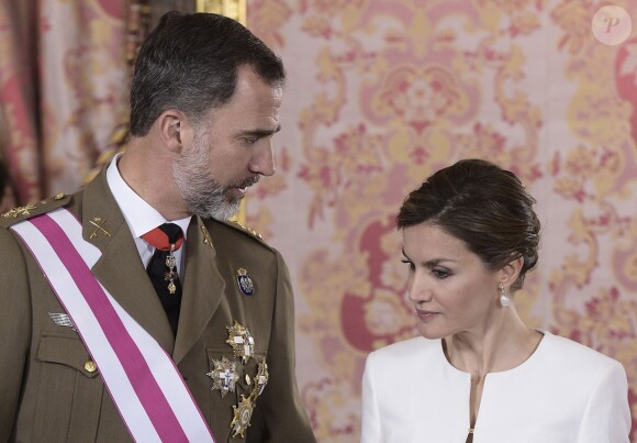 Le roi Felipe et la reine Letizia d'Espagne lors d'une cérémonie pendant la journée des Forces Armées au Palais Royal de Madrid, le 6 juin 2015.