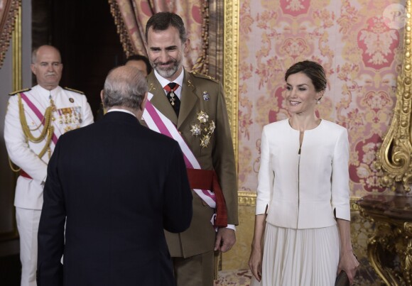 Le roi Felipe et la reine Letizia d'Espagne lors d'une cérémonie pendant la journée des Forces Armées au Palais Royal de Madrid, le 6 juin 2015.