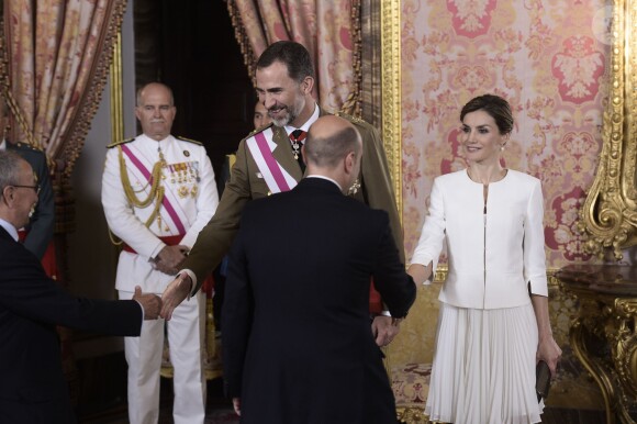 Le roi Felipe et la reine Letizia d'Espagne lors d'une cérémonie pendant la journée des Forces Armées au Palais Royal de Madrid, le 6 juin 2015.