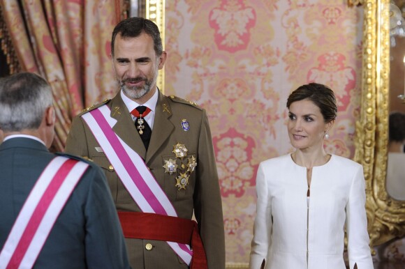 Le roi Felipe et la reine Letizia d'Espagne lors d'une cérémonie pendant la journée des Forces Armées au Palais Royal de Madrid, le 6 juin 2015.