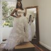 Shanna pose fièrement avec sa robe de mariée. Malheureusement, cette dernière a violemment été clashée par les internautes.