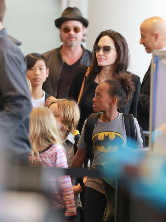 Zahara et Pax avec leurs parents - Brad Pitt, sa femme Angelina Jolie et leurs enfants Maddox, Pax, Zahara, Shiloh, Vivienne et Knox prennent l'avion à l'aéroport de Los Angeles pour venir passer quelques jours dans leur propriété de Miraval, le 6 juin 2015.