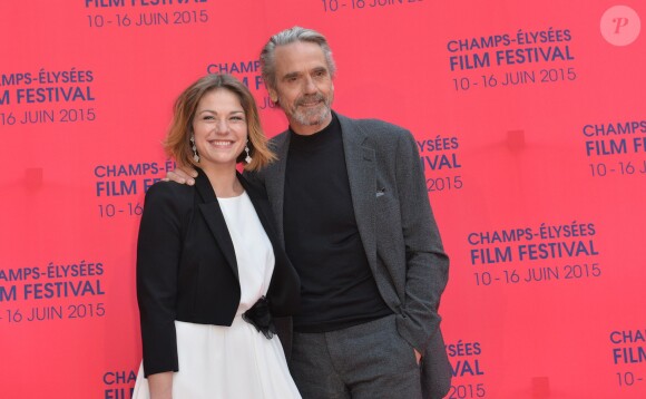 Emilie Dequenne (habillée en Paule Ka et en bijoux Van Cleef & Arpels) et Jeremy Irons - Ouverture du 4e Champs Elysées Film Festival à Paris le 9 juin 2015.