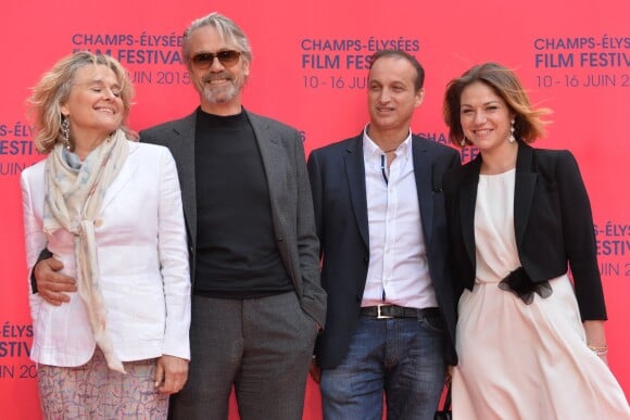 Jeremy Irons et sa femme Sinead Cusack, Emilie Dequenne (habillée en Paule Ka et en bijoux Van Cleef & Arpels) et son mari Michel Ferracci - Photocall du film "Valley of love" lors du 4e Champs-Elysées FIlm Festival à Paris le 9 juin 2015.