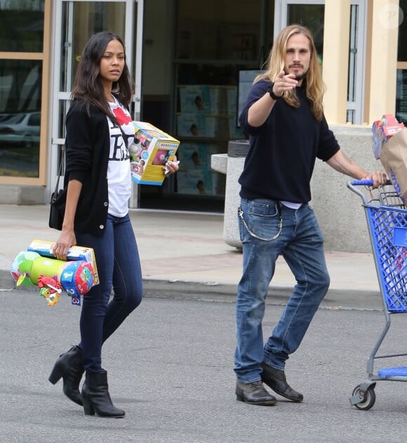 Zoe Saldana et son mari Marco Perego sont allés acheter des jouets pour leurs jumeaux Cy et Bowie chez "Babies R Us" à Van Nuys le 17 mai 2015.
