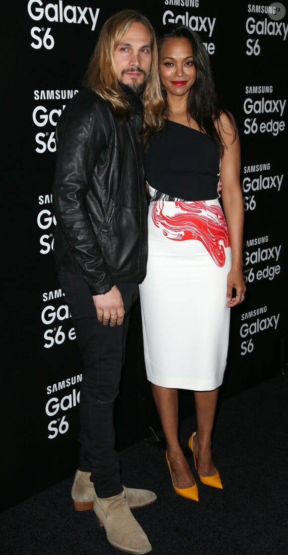 Zoe Saldana et son mari Marco Perego au lancement du nouveau téléphone Samsung Galaxy S6 à Los Angeles le 2 avril 2015