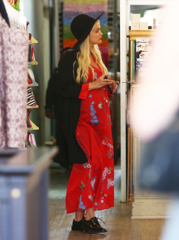 Ashlee Simpson, enceinte, fait du shopping dans un magasin pour enfants avec son mari Evan Ross à Los Angeles, le 20 mai 2015