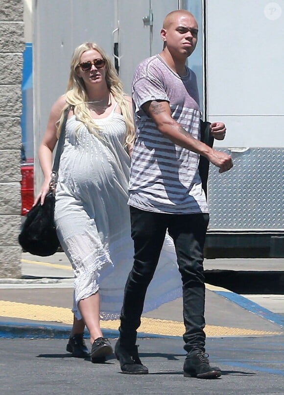 Exclusif - Ashlee Simpson, très enceinte, et son mari Evan Ross font du shopping à Topanga, le 2 mai 2015