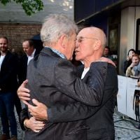 Ian McKellen embrasse Patrick Stewart sur la bouche, devant sa jeune épouse