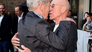 Ian McKellen embrasse Patrick Stewart sur la bouche, devant sa jeune épouse