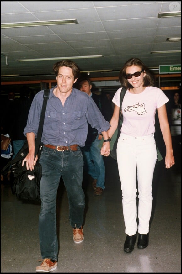 Elizabeth Hurley et Hugh Grant à Heathrow le 25 mai 1994 