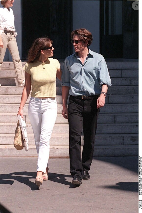 Elizabeth Hurley et Hugh Grant à Paris le 20 juin 1999 