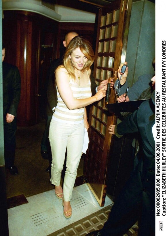 Elizabeth Hurley quitte le restaurant The Ivy le 4 juin 2001