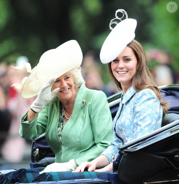 Kate Middleton, duchesse de Cambridge, pour sa première activité royale après la naissance de la princesse Charlotte, et Camilla Parker Bowles, duchesse de Cornouailles, le 13 juin 2015 à Londres lors de Trooping the Colour, la parade annuelle en l'honneur de l'anniversaire de la reine Elizabeth II.