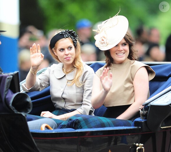 Les princesses Beatrice d'York et Eugenie d'York prenaient part le 13 juin 2015 à Londres à Trooping the Colour, partageant avec leur père le prince Andrew un landau lors de la parade annuelle en l'honneur de l'anniversaire de la reine Elizabeth II.