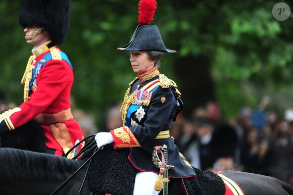 La princesse Anne et, en arrière-plan, le prince William le 13 juin 2015 à Londres lors de Trooping the Colour, la parade annuelle en l'honneur de l'anniversaire de la reine Elizabeth II.