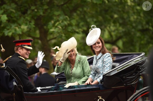 Catherine, duchesse de Cambridge, pour sa première activité royale après la naissance de la princesse Charlotte, Camilla Parker Bowles, duchesse de Cornouailles, et le prince Harry le 13 juin 2015 à Londres lors de Trooping the Colour, la parade annuelle en l'honneur de l'anniversaire de la reine Elizabeth II.