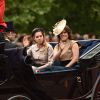 La princesse Beatrice et la princesse Eugenie d'York, avec leur père Andrew, le 13 juin 2015 à Londres lors de Trooping the Colour, la parade annuelle en l'honneur de l'anniversaire de la reine Elizabeth II.