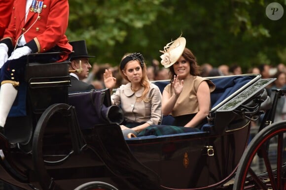 La princesse Beatrice et la princesse Eugenie d'York, avec leur père Andrew, le 13 juin 2015 à Londres lors de Trooping the Colour, la parade annuelle en l'honneur de l'anniversaire de la reine Elizabeth II.