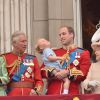 Le prince George de Cambridge (en train de se contorsionner pour regarder la parade aérienne, ce qui a le don de faire sourire son arrière-grand-mère la reine Elizabeth II), qui aura 2 ans le 22 juillet 2015, a assisté pour la première fois le 13 juin 2015 à la parade Trooping the Colour, à laquelle prenaient part ses parents Kate Middleton et le prince William, duc et duchesse de Cambridge.