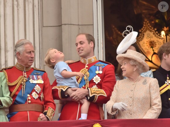 Le prince George de Cambridge (en train de se contorsionner pour regarder la parade aérienne, ce qui a le don de faire sourire son arrière-grand-mère la reine Elizabeth II), qui aura 2 ans le 22 juillet 2015, a assisté pour la première fois le 13 juin 2015 à la parade Trooping the Colour, à laquelle prenaient part ses parents Kate Middleton et le prince William, duc et duchesse de Cambridge.
